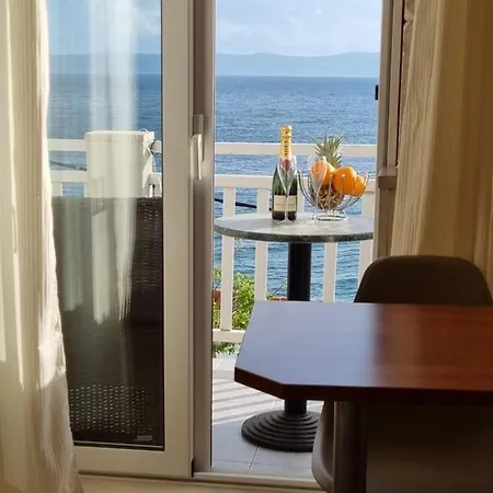 Apartman Apollo - *